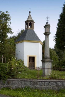 Maňovice boží muka u návesní kaple sv. Bartoloměje