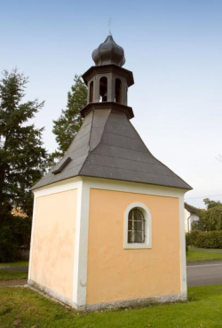 Ostřetice kaple na návsi