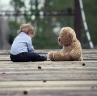 Chlapec s&nbsp;plyšovým medvídkem