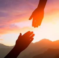 Dvě natažené ruce